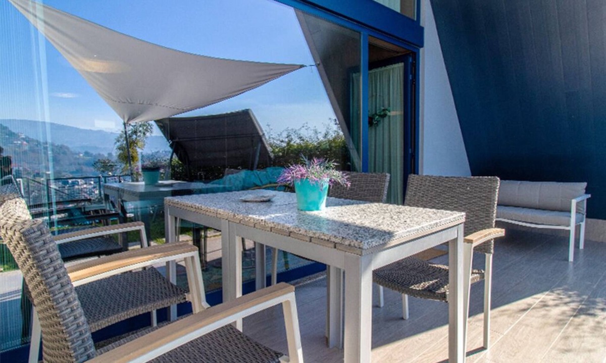 Arcos de Valdevez Cottage | Cabanas dos Netinhos, in Loureda, 2 houses with swimming pool and mountain views