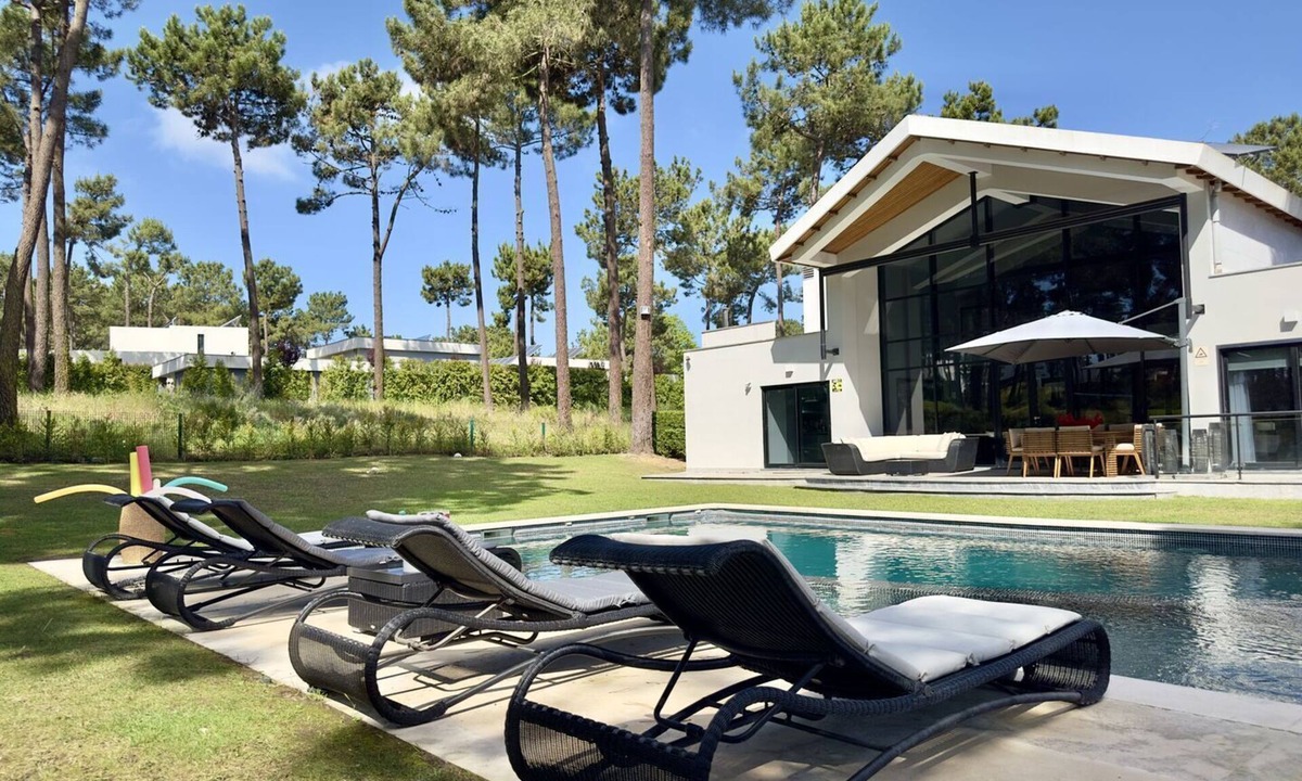 Charneca de Caparica e Sobreda Villa | Quiet Villa with wonderful views of the golf courses!
