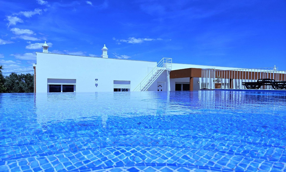 Moncarapacho e Fuseta Villa | Quinta das Oliveiras: country house, pool, parking, wifi, AC, beach nearby