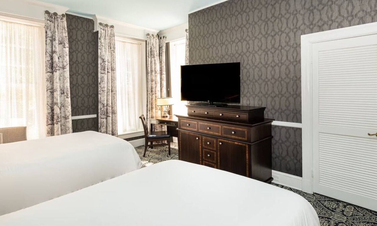 Historic District Hotel | Robert Johnson 2 Double Beds Pure Wellness Room at Historic Inns of Annapolis