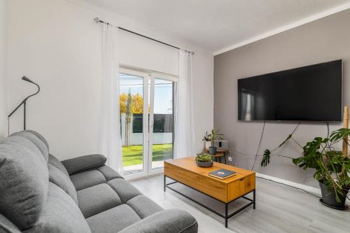 Almoinha House | Room with private bathroom in family home