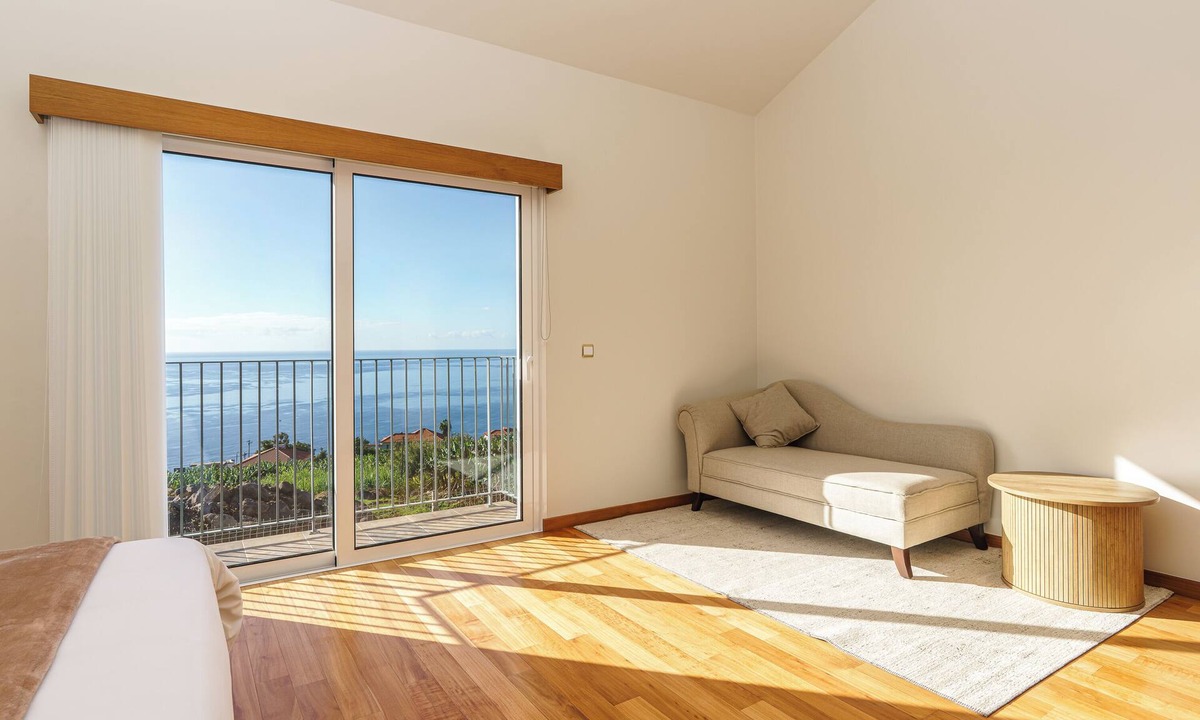Estreito da Calheta Ski Chalet | Rosas House, tranquil house, 2 BR, 3 bathrooms with Jacuzzi, Airconditioner & BBQ
