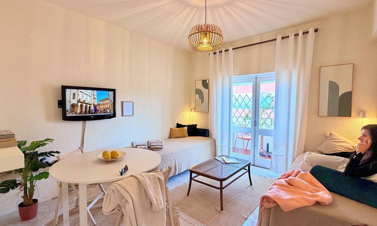 Praia de Santa Cruz Apartment | Santa Cruz Beach Retreat | Walk to Beach, Surf & Restaurants