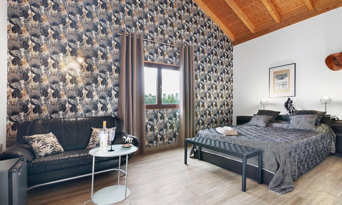 Monte da Charneca Apartment | Sevilha Room – Naturist B&B for Couples