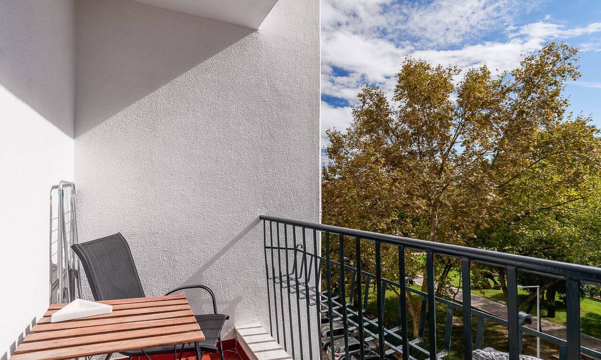 Carcavelos Apartment | 'Simbiose' Room with Balcony, Wi-Fi and Air Conditioning