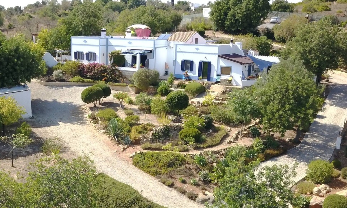 Quelfes Apartment | Small apartment in a quiet location with two private terraces and sea views
