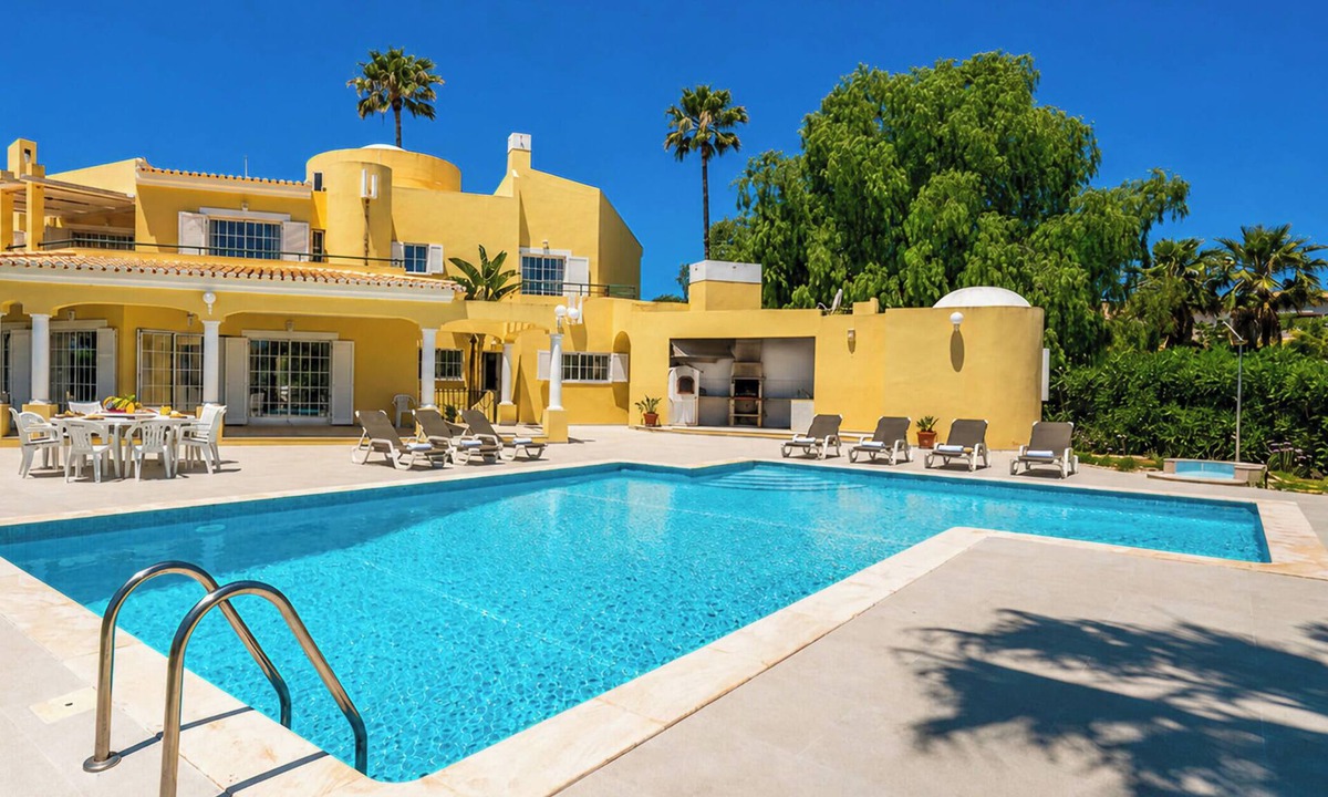 Almancil Villa | Spacious Family Villa with Pool in Vale do Lobo