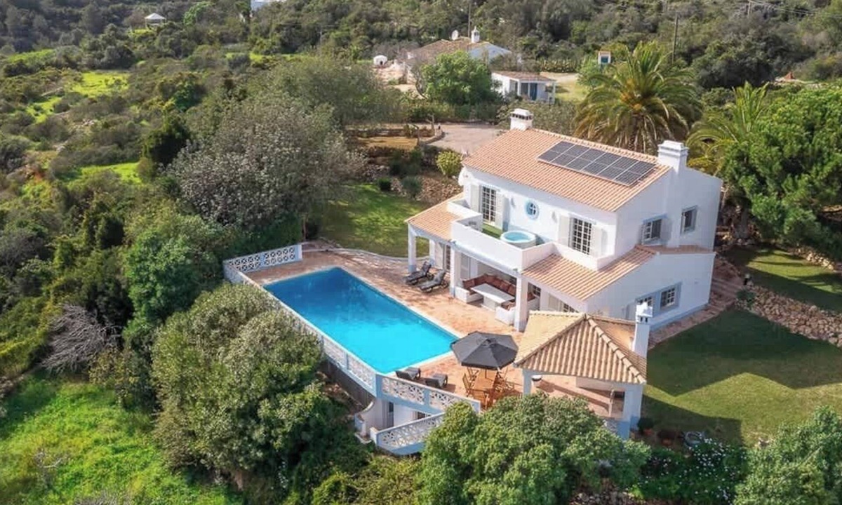 Lagoa e Carvoeiro House | Spacious Villa Swimming Pool by HostWise