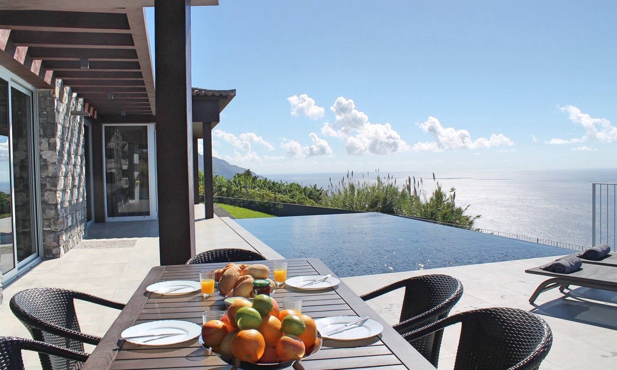 Estreito da Calheta Villa | Spectacular Calheta Villa | Villa Cliffscape | 3 Bedrooms | Panoramic Sea View