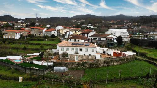 Macieira de Cambra House | The VALLEY, apartamentos em casa de campo nas Montanhas Mágicas - a sala e a cozinha, localizadas numa cabana de madeira, são partilhadas