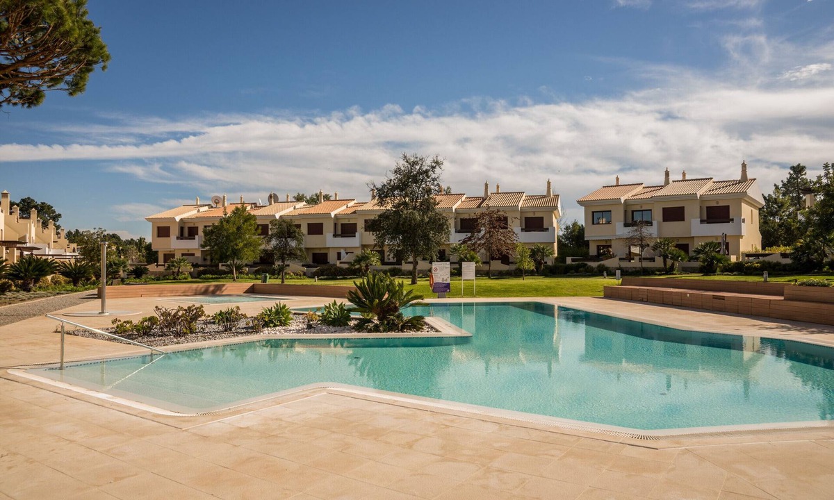 Almancil House | Traditional Townhouse in Vila Sol by Ideal Homes