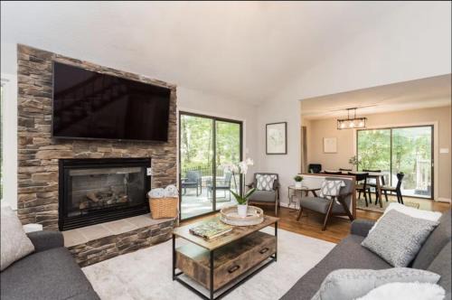 Chapel Hill House | UNC Game Day Retreat, Hot Tub, Near Stadium and Franklin St