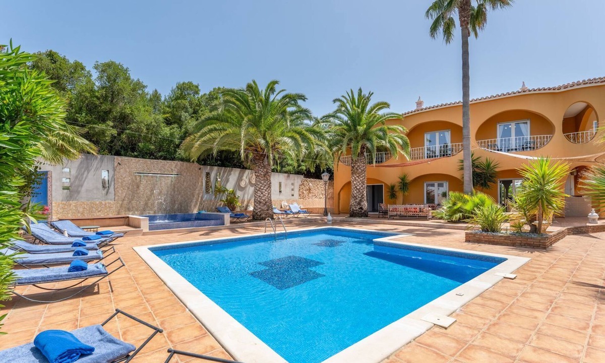 Monte Raposo House | Villa Camaleão c/Piscina de Cascata by LovelyStay