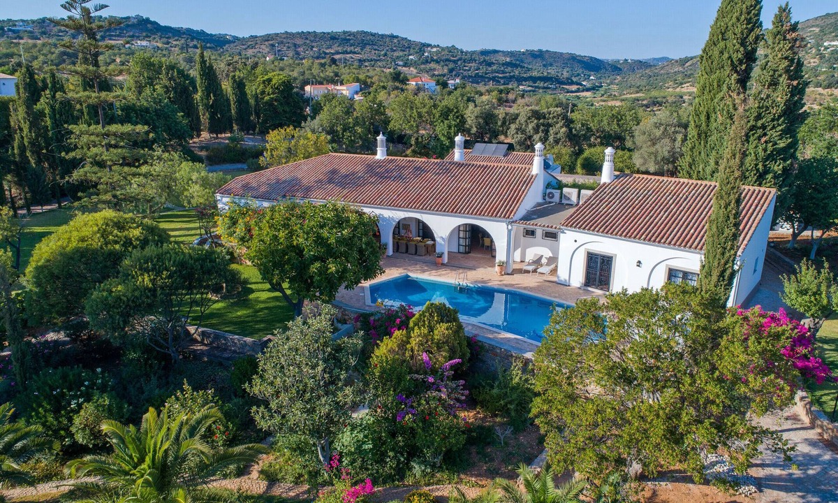 Lagos e Relvas Villa | Villa dos Ciprestes by Portucasa