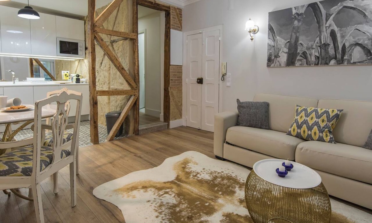 Sacramento Apartment | Vintage Flat Near Santa Justa's Lift by LovelyStay