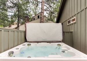 Comfy Home with Shared Pool, Private Hot Tub, Large Backyard, and SHARC Passes in Sunriver