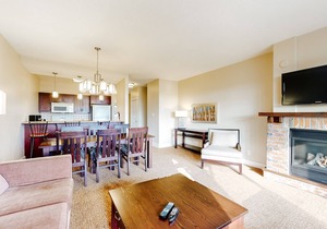 Convenient Dog-Friendly Condo w/Patio, Free WiFi, and Private Washer/Dryer in The Blue Mountains