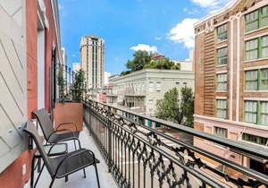 💙 DWNTWN NOLA CHARMER,WITH ALL THE FEELS! 2BR+QUEEN Sleeper Sofa+Private Balcony💙The Steamboat in New Orleans