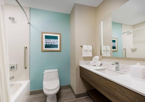 Great Location! 2 Convenient Rooms, FREE Breakfast, Outdoor Pool in Marathon
