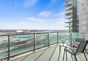 Simply Comfort. Trendy 2Br Apartment Downtown Parking in Calgary/Canada