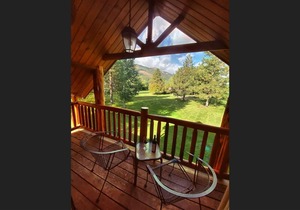 Sleeping Wolf Studio w/ski trail & river access, pool/hot tub in Winthrop