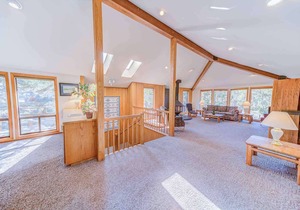 Spacious, unique reverse-living home w/ private deck+hot tub. FREE pool/water pa in Sunriver