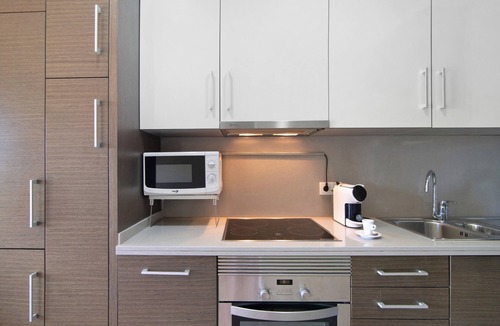 Vale de Carro Apartment | 1-Bedroom Apartment Quinta do Pinheiro Residence with A/C, Pool & Wi-Fi