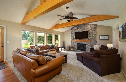 Sunriver House | 18 White Elm, 3 King Suites+Bunk Room! On 14th Green, Hot Tub, Bikes, 10 Passes
