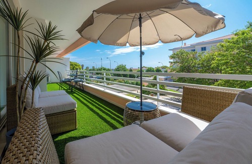 Cascais Apartment | 3-bedroom apartment in wonderful Parede with AC, fitness room