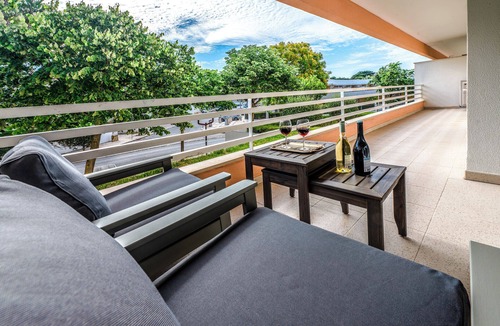 Cascais Apartment | 3-bedroom apartment in wonderful Parede with AC, fitness room