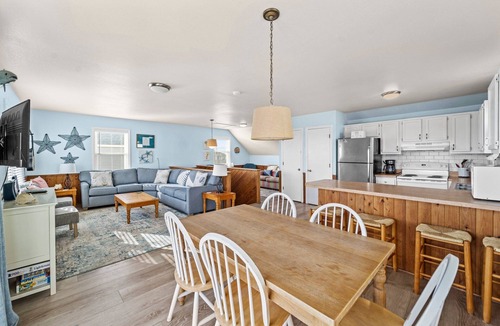 South Nags Head House | 6002-Sunny Delight, Dog-Friendly Nags Head Oasis—90 Ft to Beach
