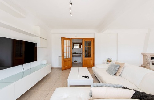 Charneca de Caparica e Sobreda House | 7min to the beach & 23min to Lisbon city, offering convenience & coastal charm