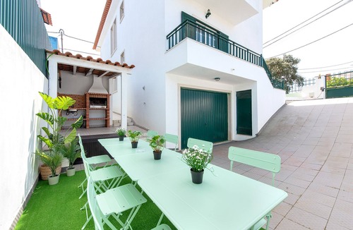 Charneca de Caparica e Sobreda House | 7min to the beach & 23min to Lisbon city, offering convenience & coastal charm