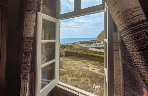 Faial Da Terra House | A cozy house in an imposing landscape between green hills and the blue sea.