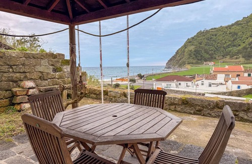 Faial Da Terra House | A cozy house in an imposing landscape between green hills and the blue sea.