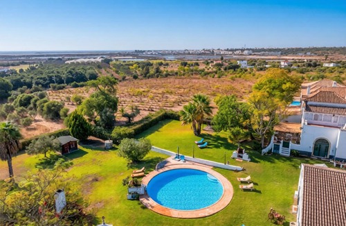 Moncarapacho e Fuseta Apartment | A peaceful Fuseta escape with terrace, garden, and private parking.