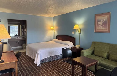 Tazewell Hotel | Affordable Comfort in Pet-Friendly King Room with Microwave and Fridge