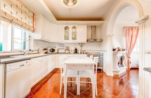 Altura House | Altura Prime-Villa w/Private Pool 500m from Beach