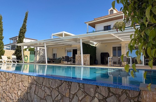 Cerro do Mocho Apartment | Apartment Abelha with Sea View, Infinity Pool, Shared Garden & Wi-Fi