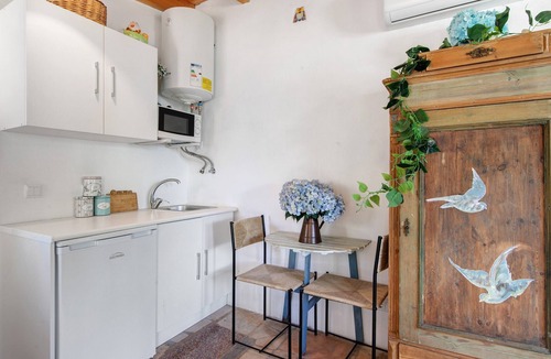 Loule Apartment | Apartment 'Casa De Mondo - Blue Room' with Shared Pool, Wi-Fi and Air Conditioning