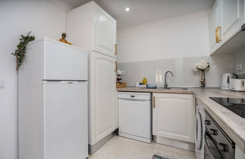 Montes de Alvor Apartment | Apartment 'Casa Dourada' with Private Terrace, Shared Garden and Wi-Fi