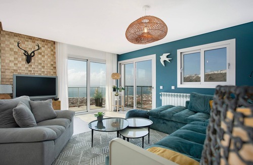 Nazare Apartment | Apartment 'Nazaré Dream View' with Sea View, Shared Pool and Wi-Fi