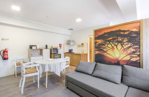 Sao Joao da Madeira Apartment | Apartment 'Praça AL T1' with Mountain View, Wi-Fi and Air Conditioning