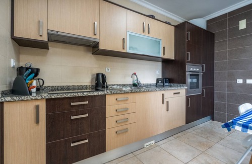 Lagos Apartment | Apartment 'Palmeiras De Jv' with Shared Pool, Wi-Fi and Air Conditioning