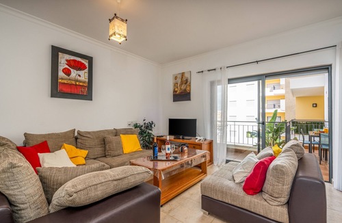 Lagos Apartment | Apartment 'Palmeiras De Jv' with Shared Pool, Wi-Fi and Air Conditioning