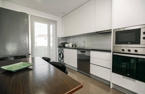 Sao Martinho do Porto Apartment | Apartment 'Casa Dos Terraços T2 Rc' with Balcony, Wi-Fi and Air Conditioning