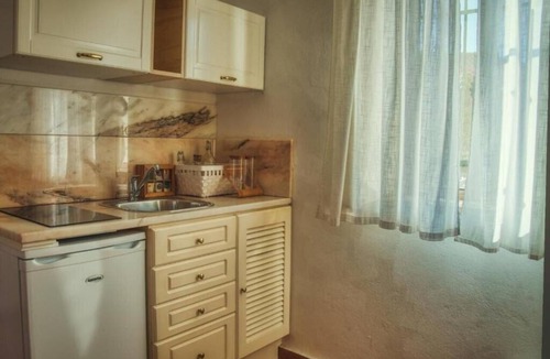 Calicas Apartment | Apartment Sleeps 2 with Pool and Garden