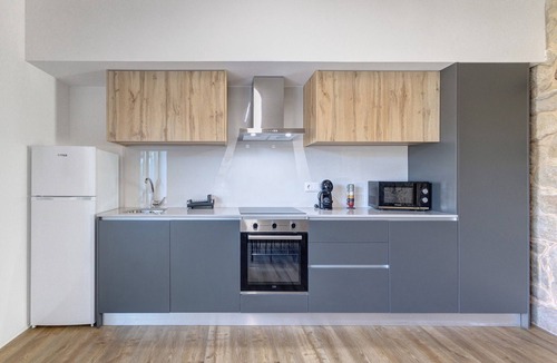 Braga Apartment | Apartment 'T2 Familiar Ua02' with Shared Pool, Wi-Fi and Air Conditioning