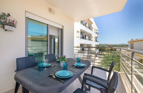 Alfa-Mar Apartment | Apartment 'T2 Reis' with Shared Pool, Wi-Fi, and Air Conditioning