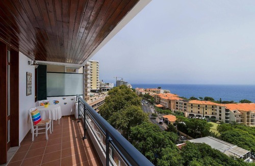 Sao Martinho House | Apartment with balcony and a view in São Martinho